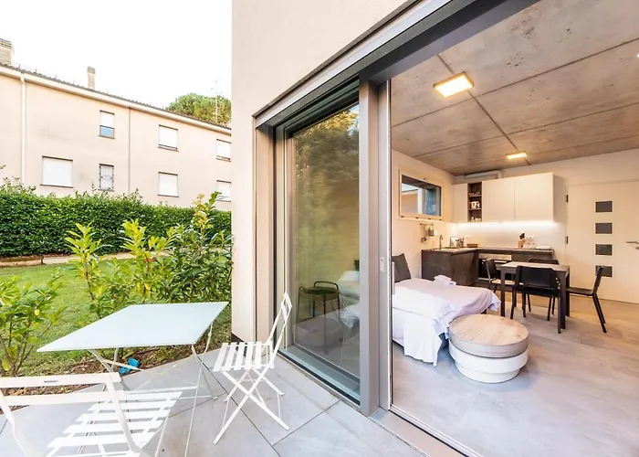 Housmart Toscana 53 Black Apartment Bologna