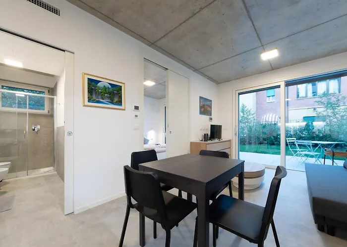 Housmart Toscana 53 Black Apartment Bologna