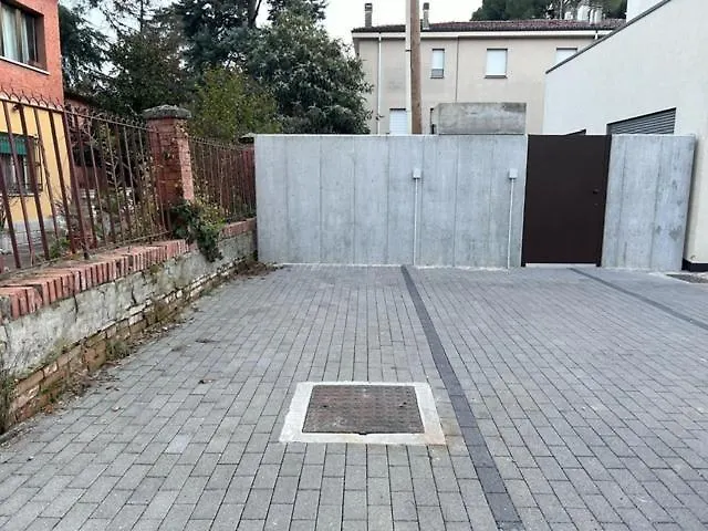 Housmart Toscana 53 Black Apartment Bologna