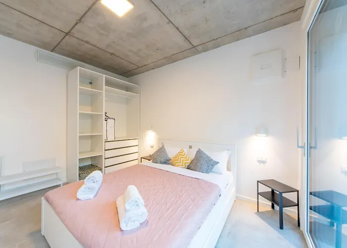 Housmart Toscana 53 Black Apartman Bologna