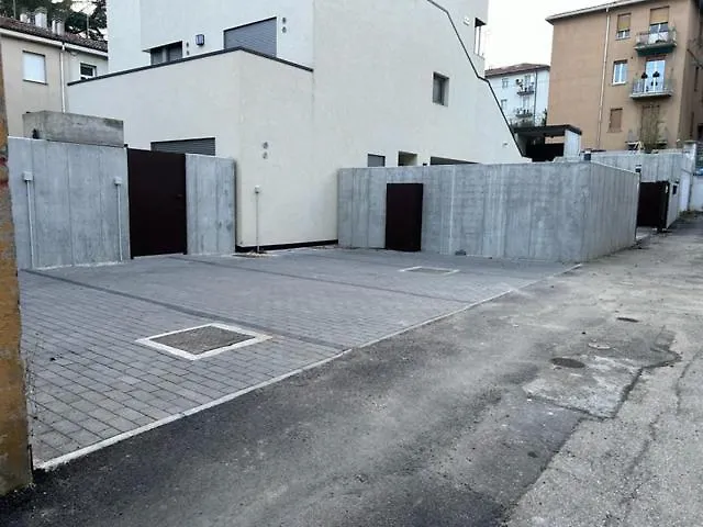 Housmart Toscana 53 Black Apartman Bologna