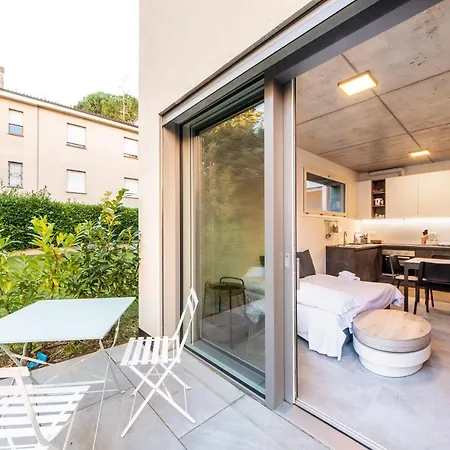 Housmart Toscana 53 Black Apartment Bologna