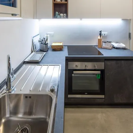 Housmart Toscana 53 Black Apartment Bologna