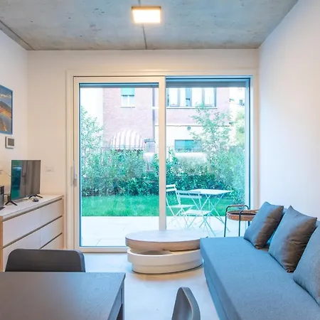 Housmart Toscana 53 Black Apartment *