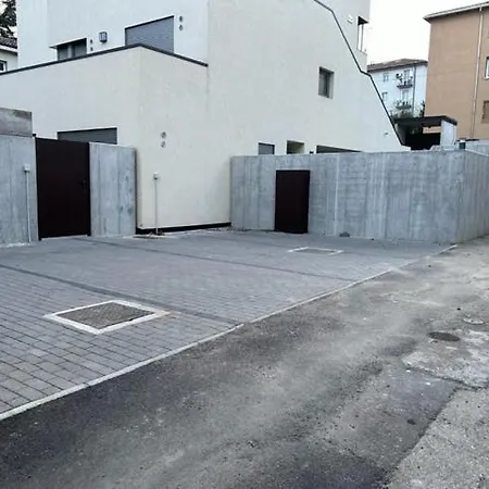 Housmart Toscana 53 Black Apartment Bologna